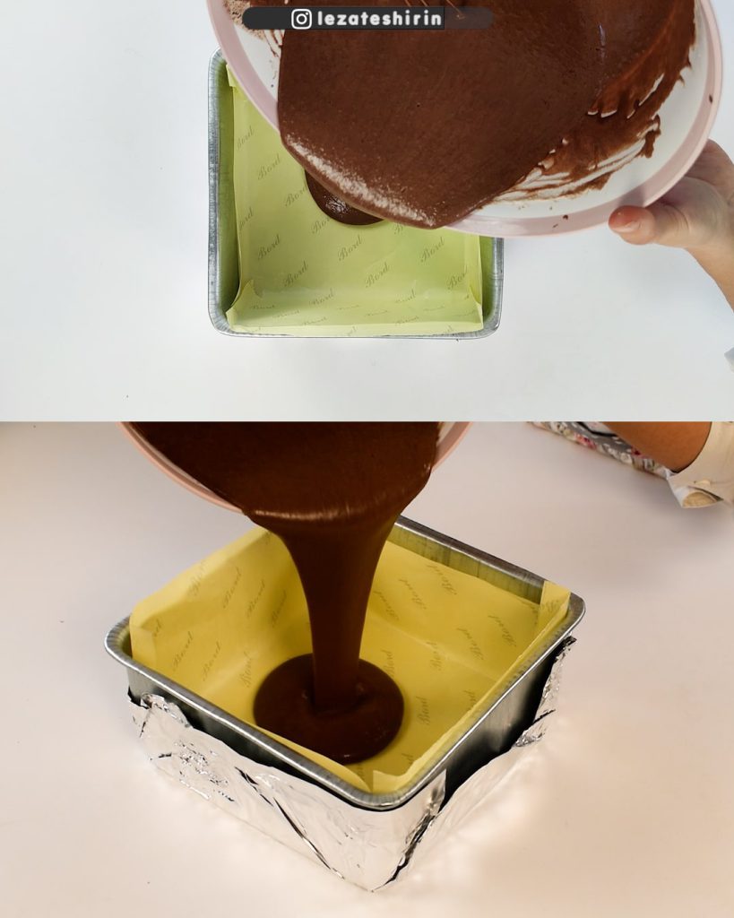 ریختن مواد درون قالب برای اسفنج کیک ژاپنی