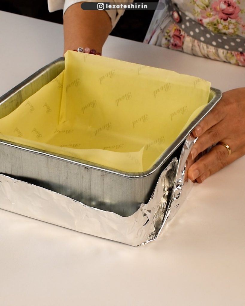 پهن کردن کاغذ روغنی روی قالب برای اسفنج کیک ژاپنی