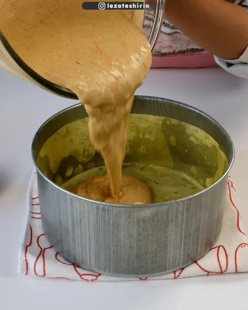 ریختن مایع کیک در قالب